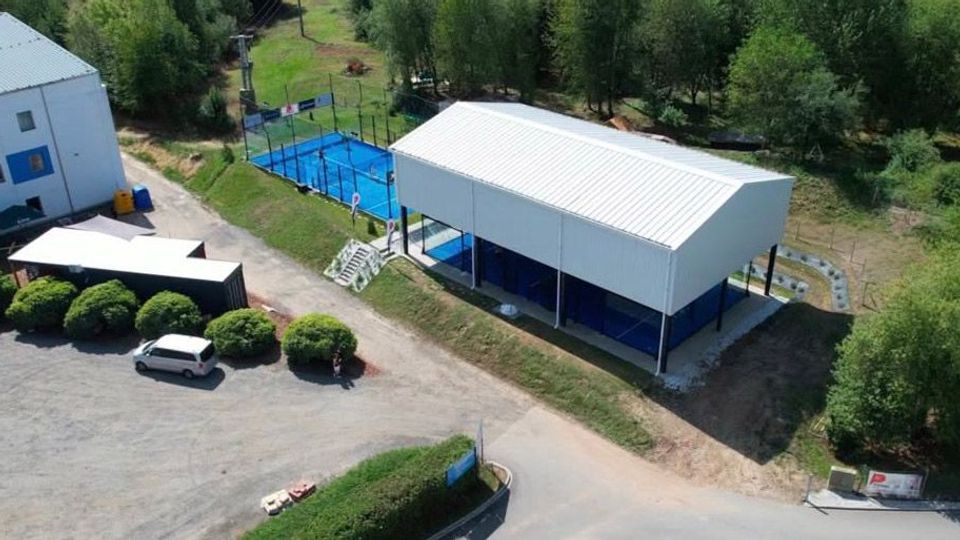 Areál Padel Klatovy z výšky — venkovní kurt a hala s krytými kurty